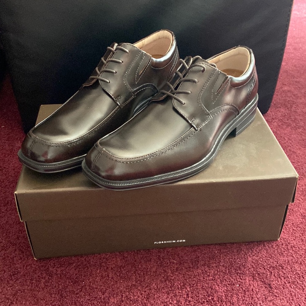 New Mens brown dress shoes size: 10